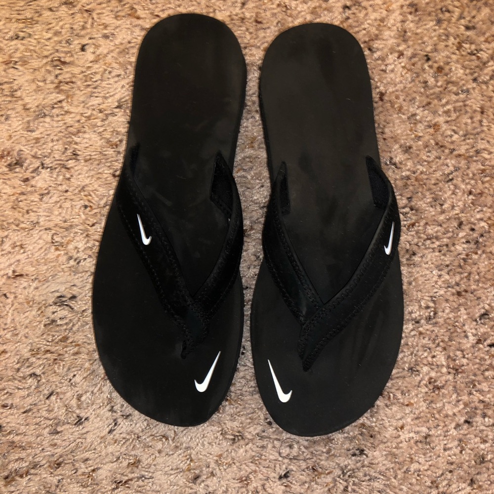 Woman’s Nike size 9 flip flops